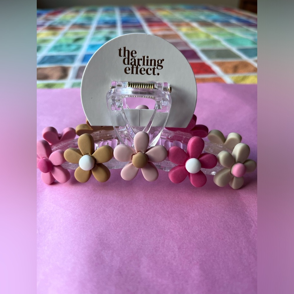 🌸 THE DARLING EFFECT GAME DAY DAISY CLAW CLIP 🌸 NWT 🌸